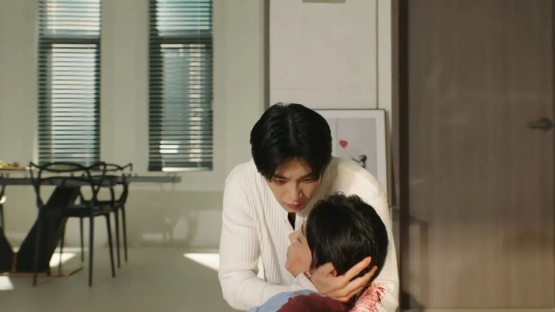 第一集就高能！全新懸疑愛情韓劇《瘋子/偶像之眼》，意外的好看