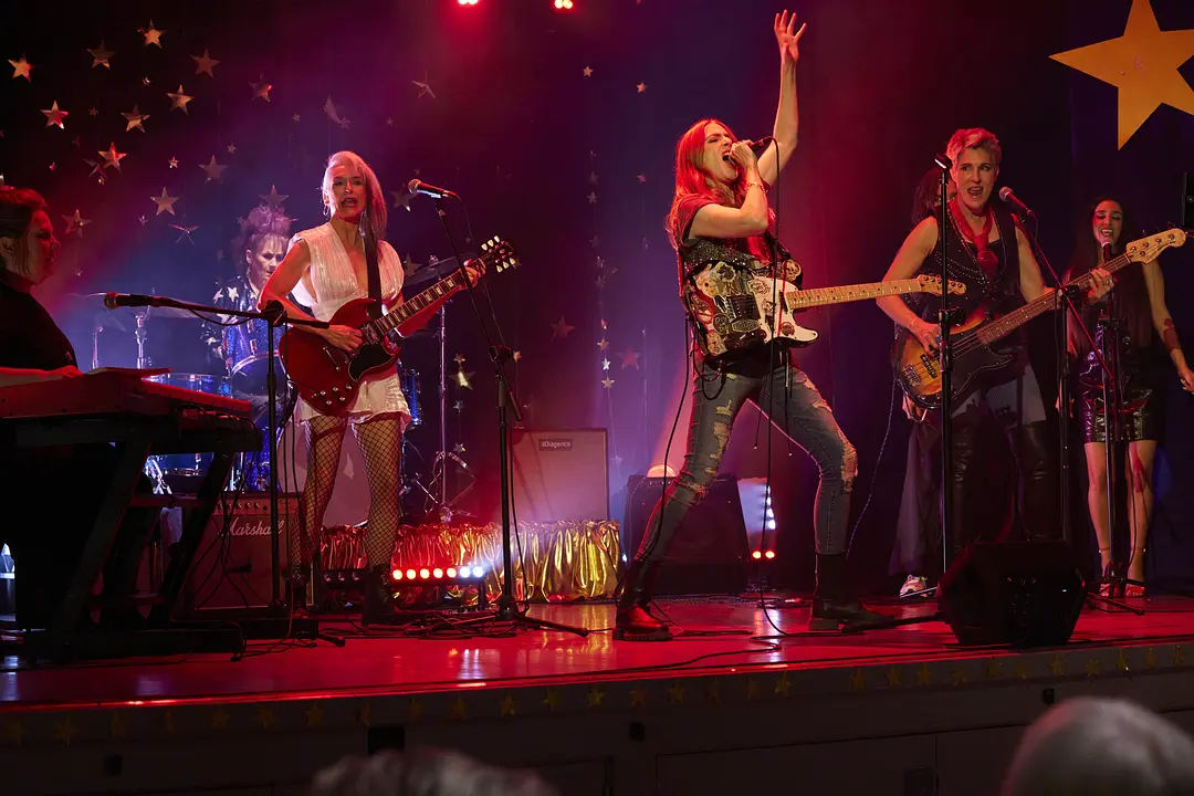 新開播的 9.3 分英劇《潮躁女人/反叛女人/熱潮紅》，憑什麼打破BBC近十年的收視記錄