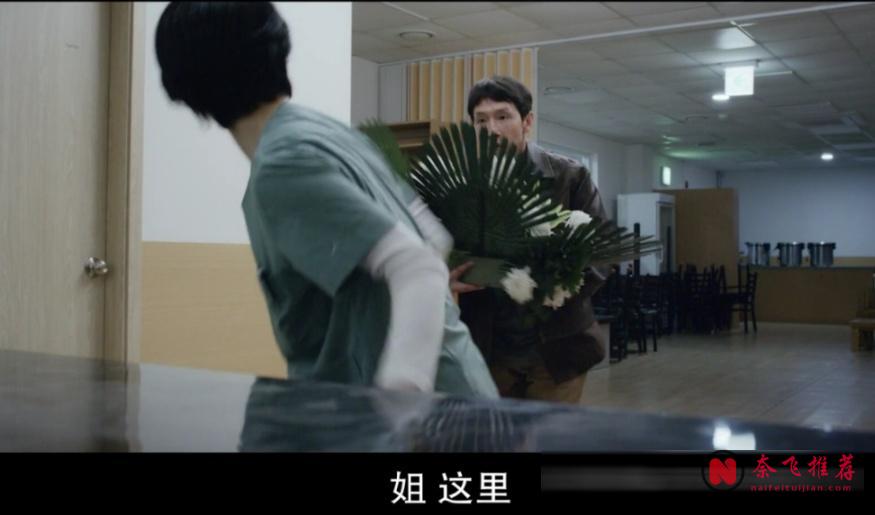 韩国片《提前的葬礼》通过一个荒诞的经历将家庭、离别与救赎的故事，通过黑色幽默的方式展现出来