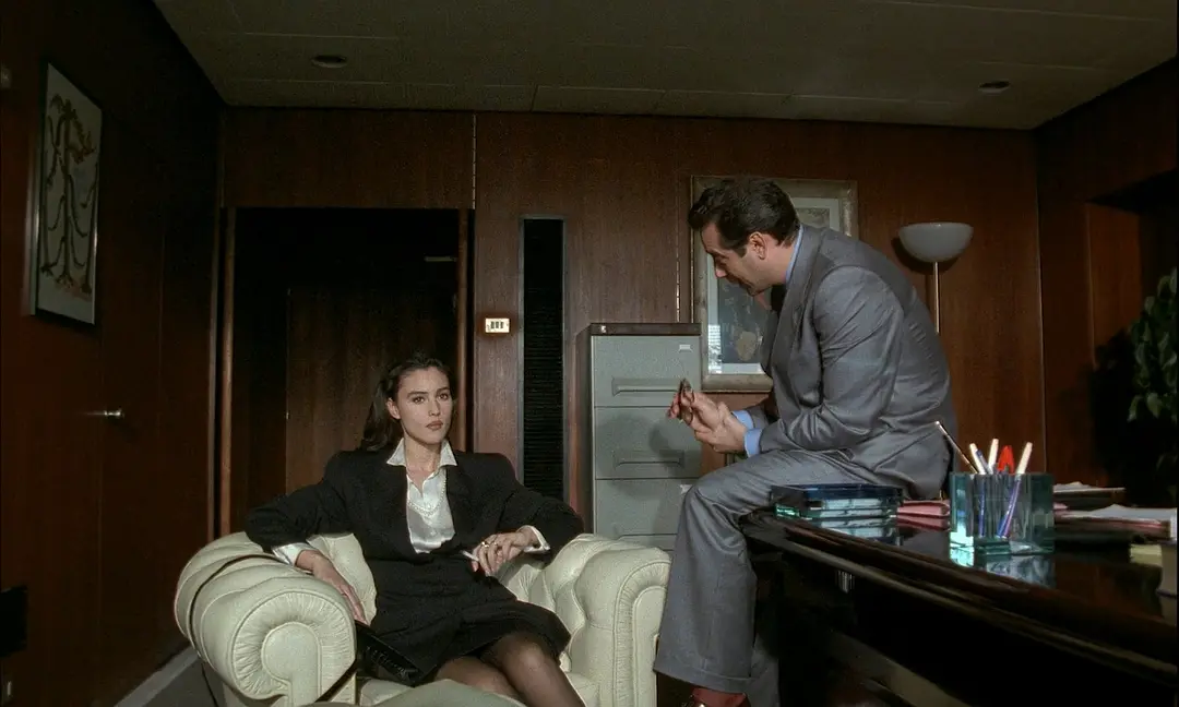 满屏高颜值，这部荒诞的意大利电影《情事》，是女神的成名作品