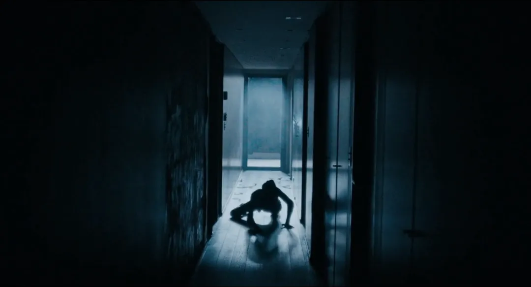 一镜到底的丧尸题材新影片《疯死》已上线，丧尸病毒蔓延，恐怖的夜晚只有疯狂逃生！