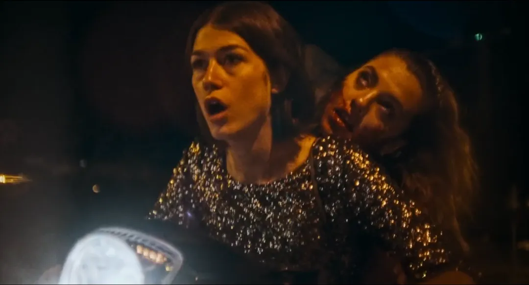 一镜到底的丧尸题材新影片《疯死》已上线，丧尸病毒蔓延，恐怖的夜晚只有疯狂逃生！