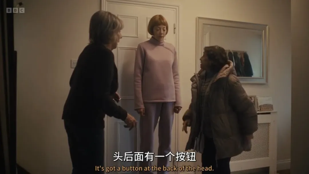 英剧《护工不是人》:81 岁老太太和二手机器人,讲的其实是孤独