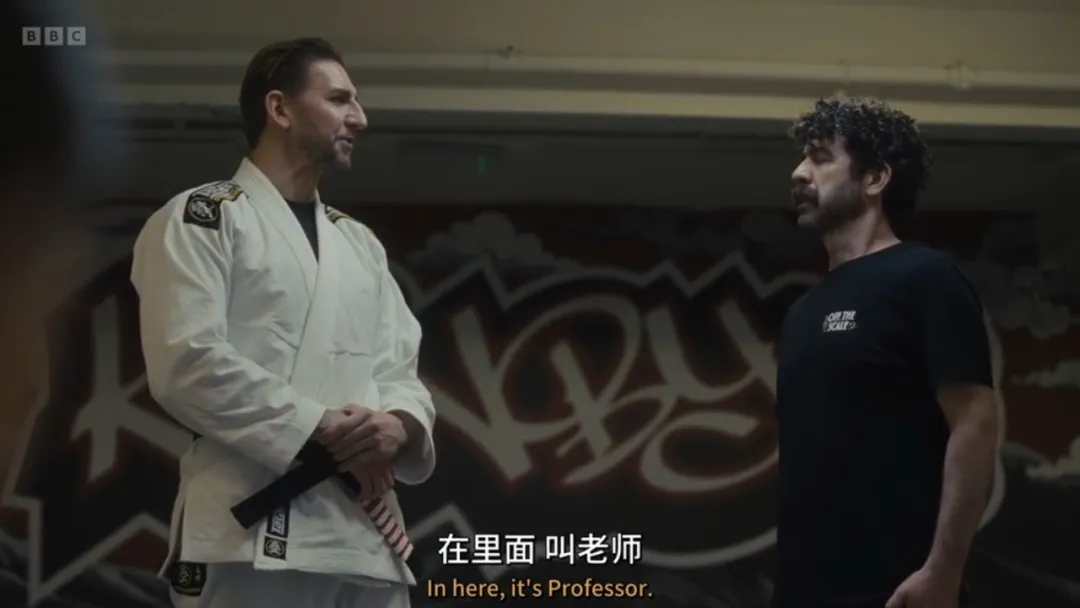 英剧《护工不是人》:81 岁老太太和二手机器人,讲的其实是孤独