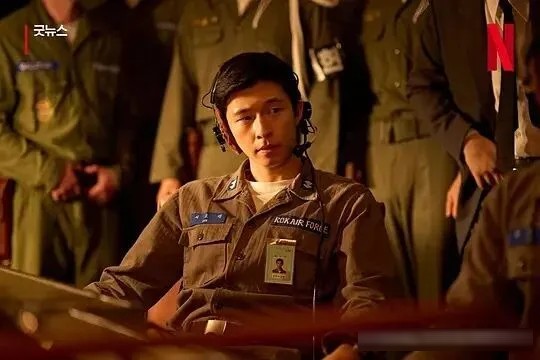 韓國黑色喜劇《兇降喜訊》：把劫機犯騙進假平壤機場，還是真事改編
