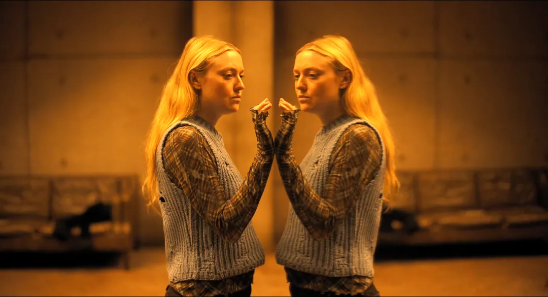 被困森林同时被偷窥，高能悬疑片《窥探者/神秘窥视》来了！