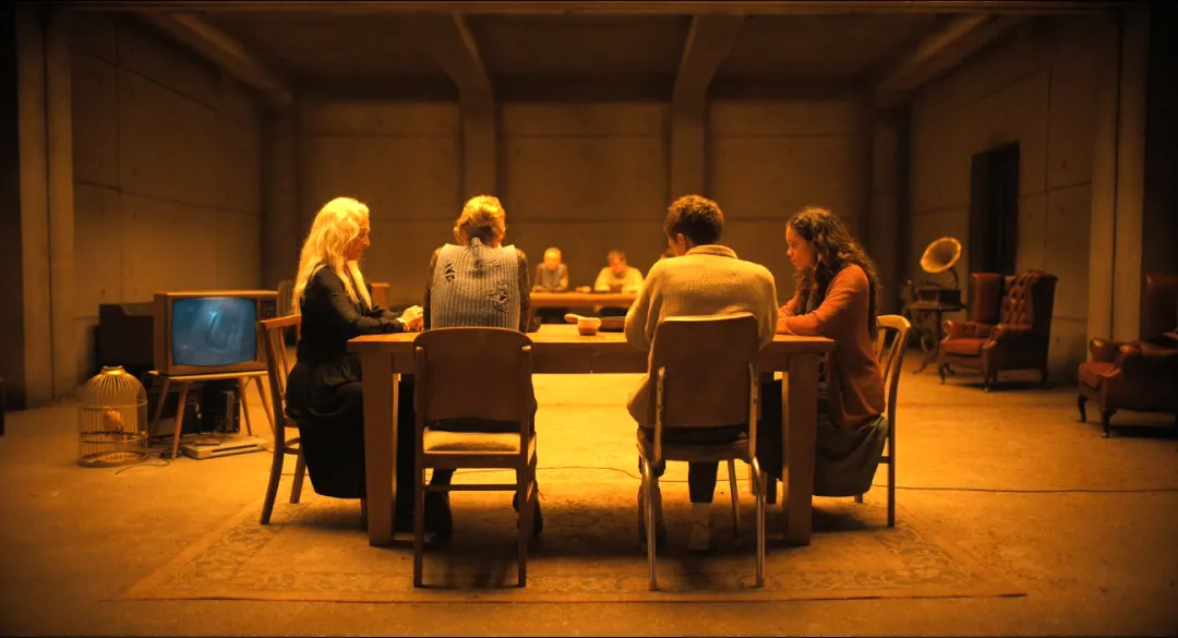 被困森林同时被偷窥，高能悬疑片《窥探者/神秘窥视》来了！