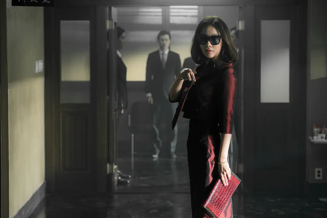 韩国尺度爽片《王者/金权性内幕/金权黑幕》,用丑闻压制丑闻,不愧是高分佳作