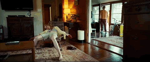 「石头姐」在《可怜的东西/怜悯的种类》作品中无保留全展示，尽情释放自我，让人惊艳！