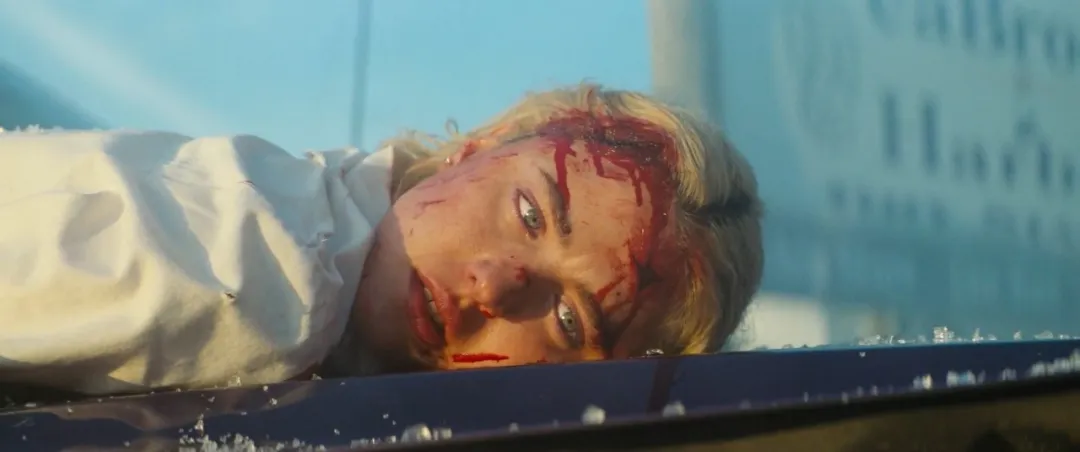 「石头姐」在《可怜的东西/怜悯的种类》作品中无保留全展示，尽情释放自我，让人惊艳！