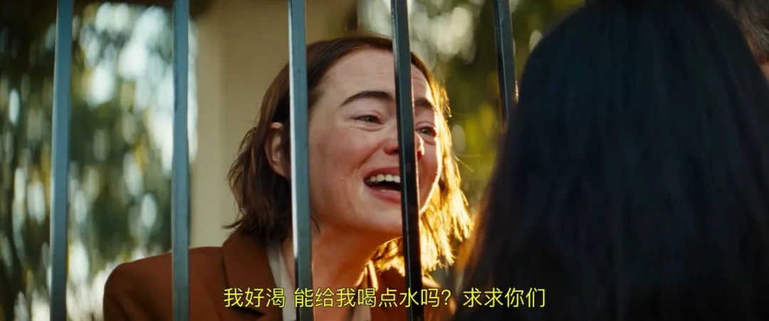 「石头姐」在《可怜的东西/怜悯的种类》作品中无保留全展示，尽情释放自我，让人惊艳！