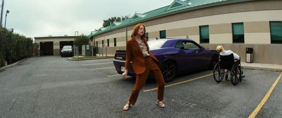 「石头姐」在《可怜的东西/怜悯的种类》作品中无保留全展示，尽情释放自我，让人惊艳！