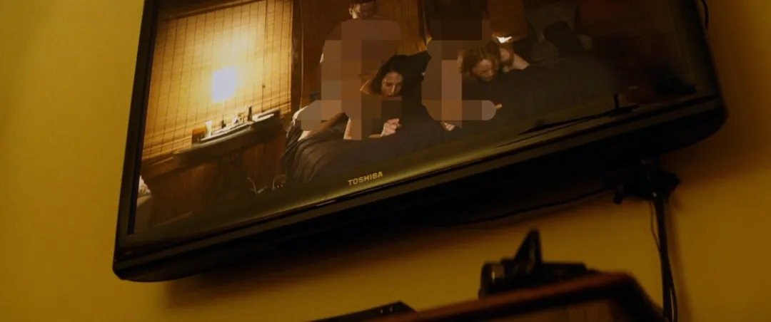 「石头姐」在《可怜的东西/怜悯的种类》作品中无保留全展示，尽情释放自我，让人惊艳！