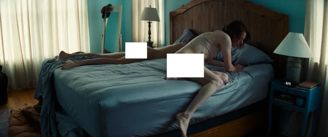 「石头姐」在《可怜的东西/怜悯的种类》作品中无保留全展示，尽情释放自我，让人惊艳！