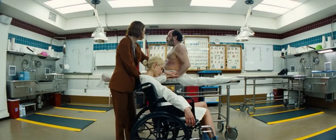 「石头姐」在《可怜的东西/怜悯的种类》作品中无保留全展示，尽情释放自我，让人惊艳！