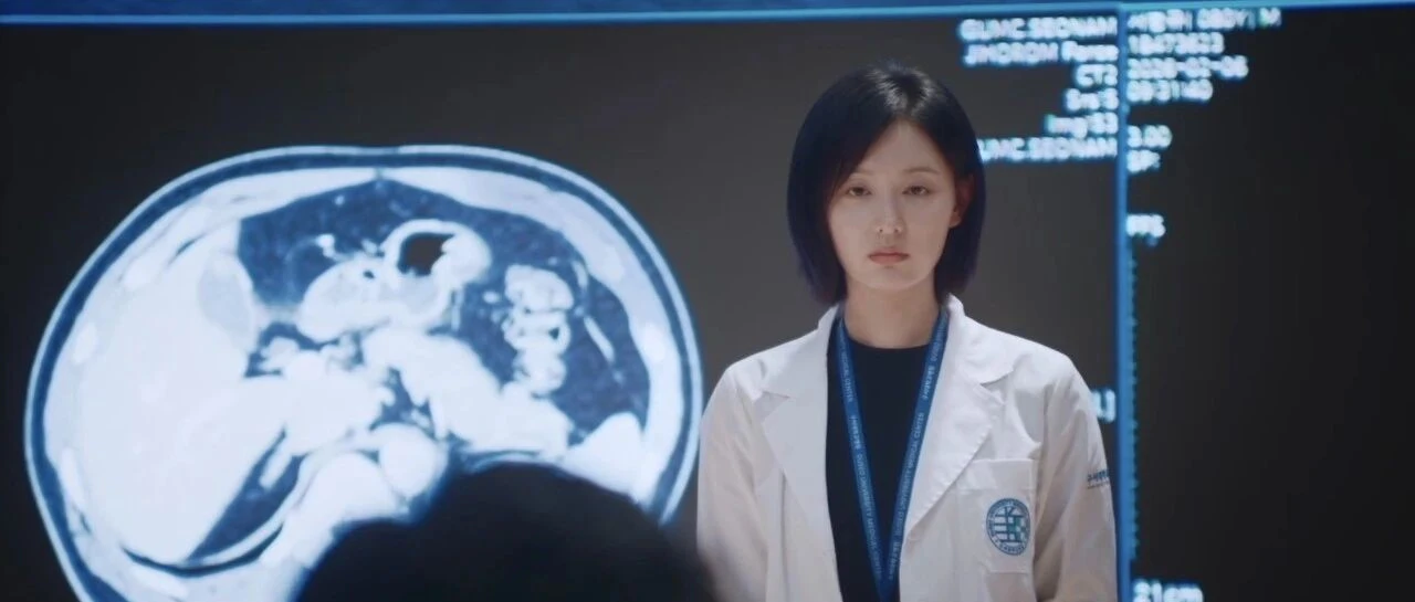 《Doctor X：白色黑手党时代》与《中头奖还是要上班》：拒绝低头的两种底气