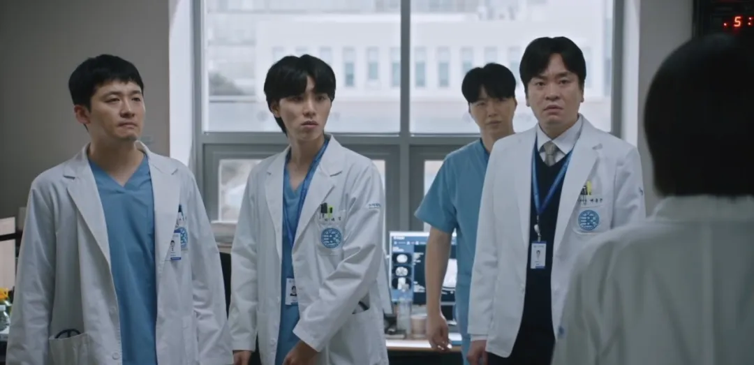 《Doctor X:白色黑手党时代》与《中头奖还是要上班》:拒绝低头的两种底气