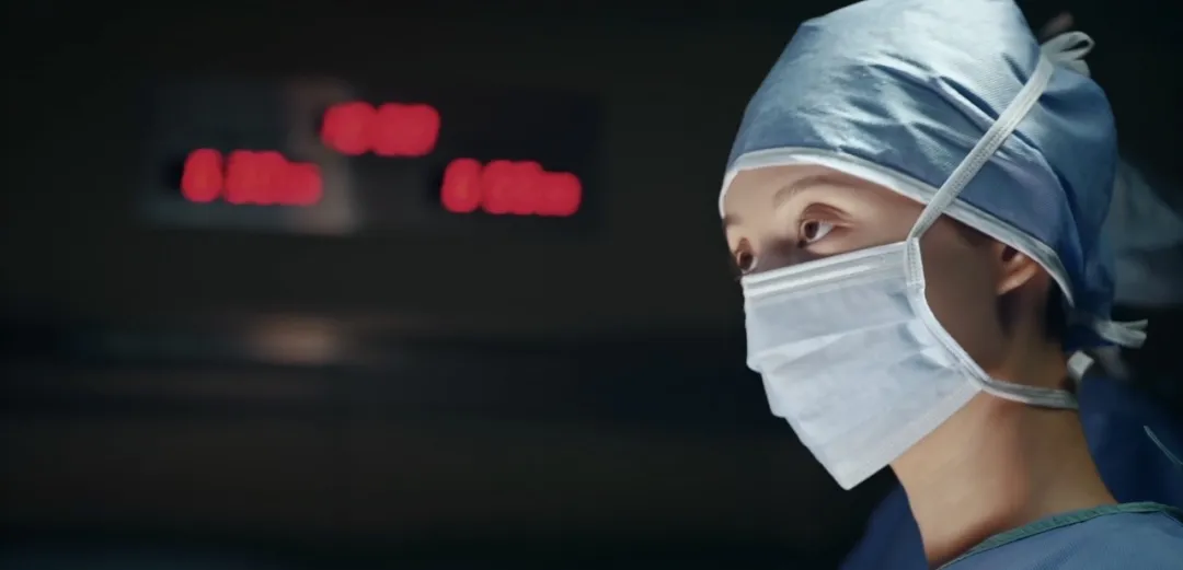 《Doctor X:白色黑手党时代》与《中头奖还是要上班》:拒绝低头的两种底气