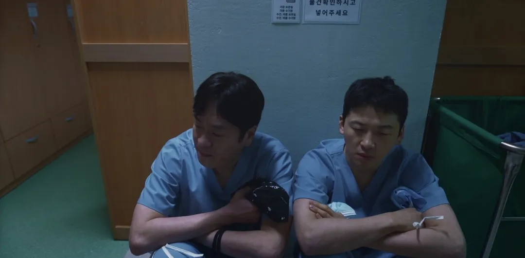 《Doctor X:白色黑手党时代》与《中头奖还是要上班》:拒绝低头的两种底气