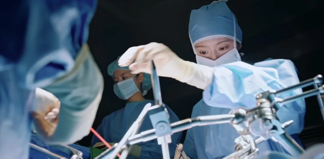 《Doctor X:白色黑手党时代》与《中头奖还是要上班》:拒绝低头的两种底气