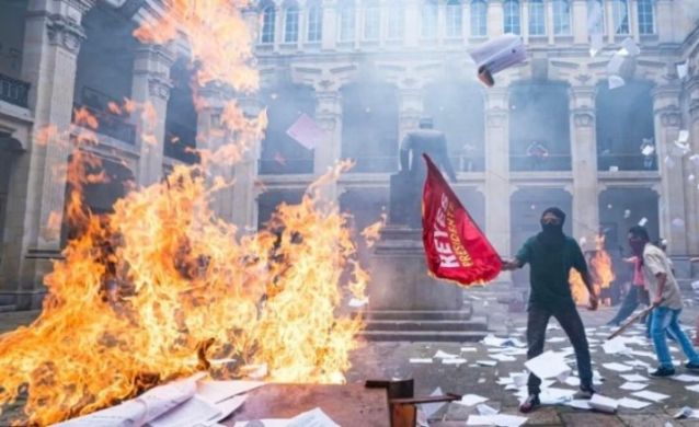 一夜爆红！神预言！这部剧《杰克·莱恩》是如何靠“剧透”实现评分逆袭