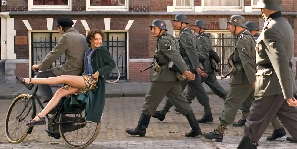 豆瓣8.4分神作，這部被嚴重低估的戰爭史詩大作《黑皮書/驚懼黑書/黑色名冊》太震撼了