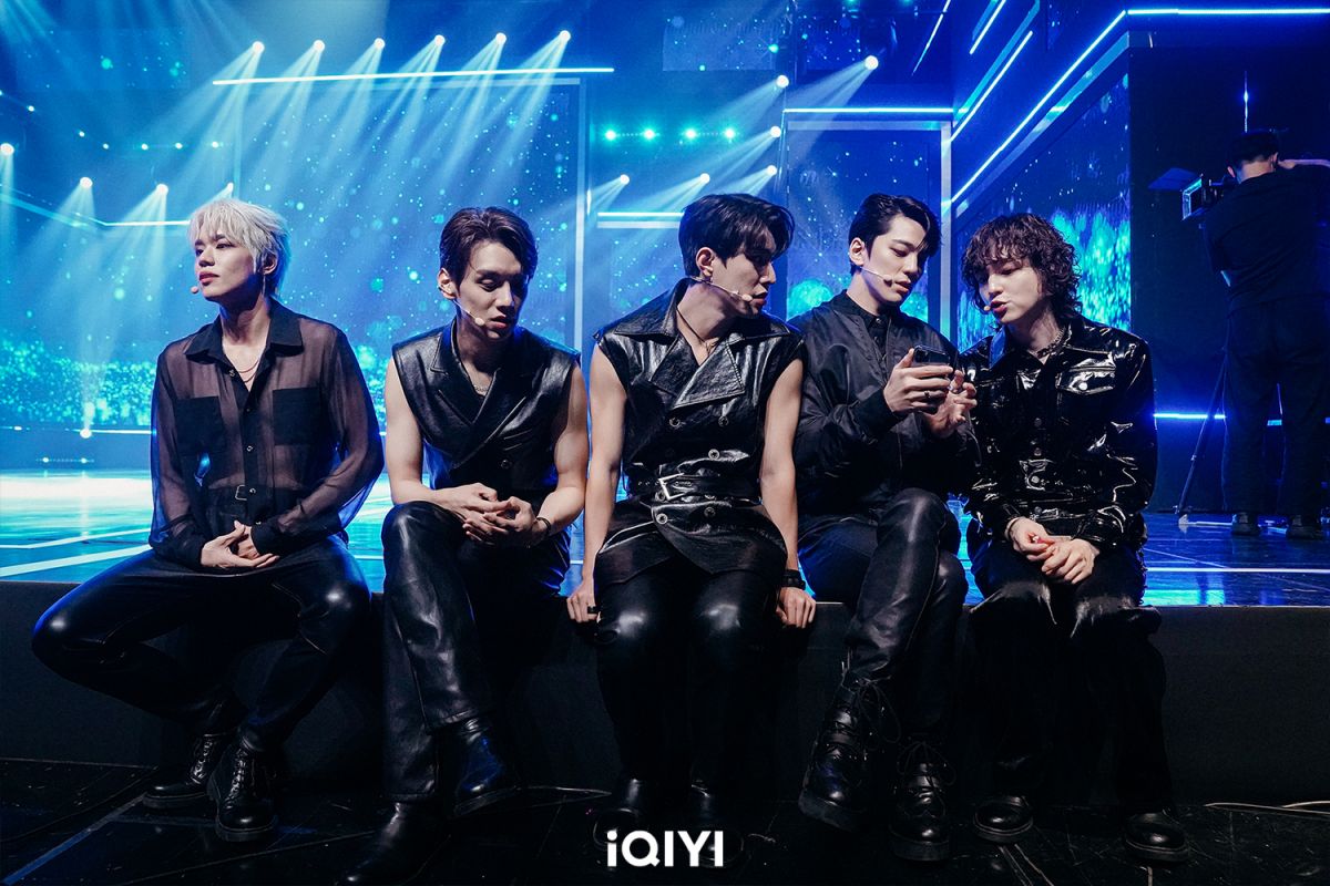 《神聖的偶像》大神官金旻奎亂入凡間，展開演藝圈無名偶像生存記！舞臺喊：我不會跳舞...卻爆紅