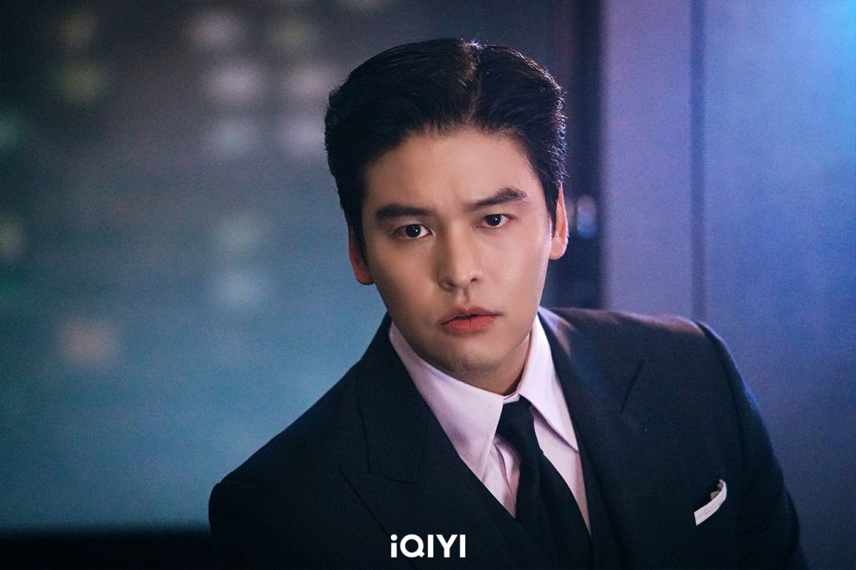 《神聖的偶像》大神官金旻奎亂入凡間，展開演藝圈無名偶像生存記！舞臺喊：我不會跳舞...卻爆紅