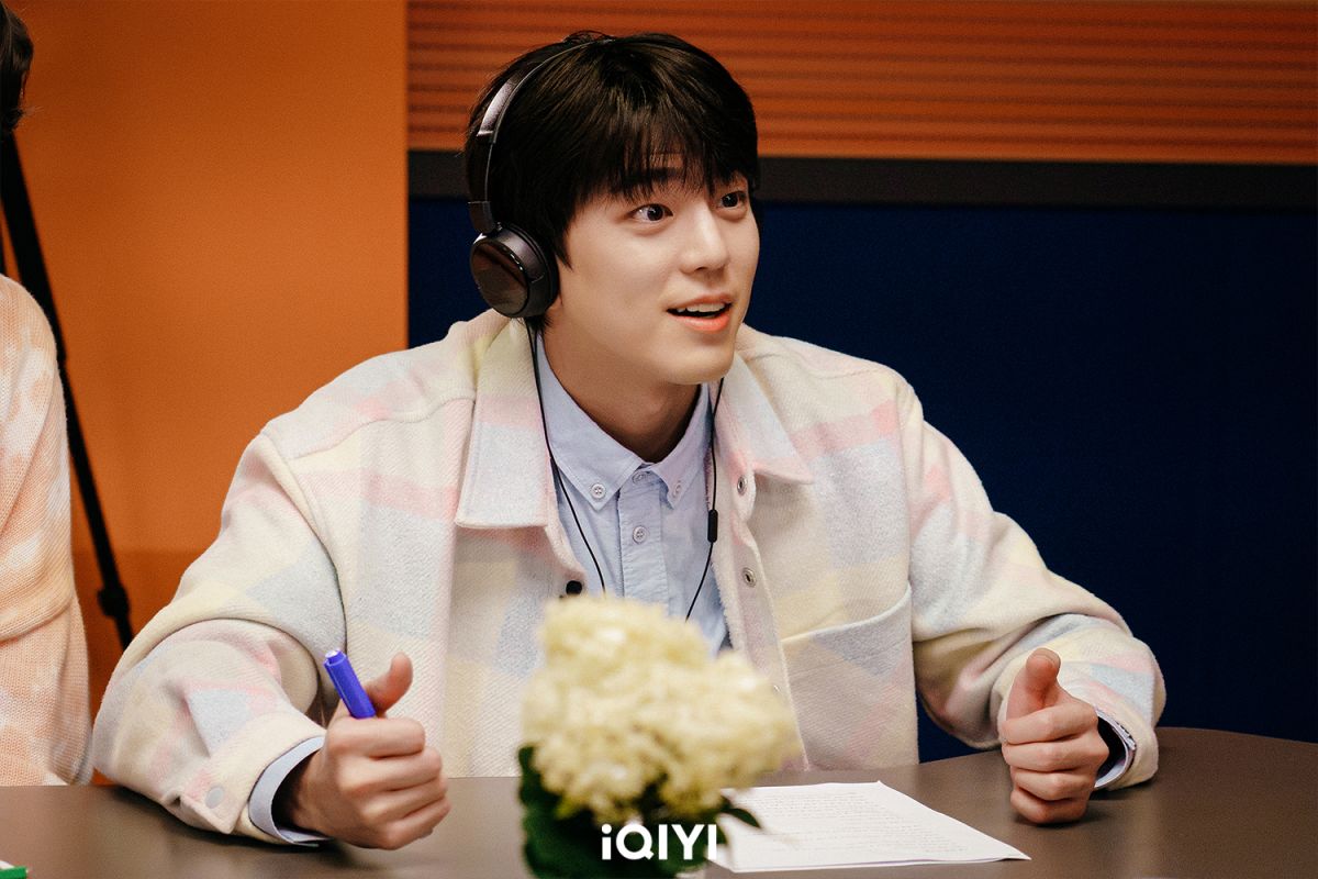 《神聖的偶像》大神官金旻奎亂入凡間，展開演藝圈無名偶像生存記！舞臺喊：我不會跳舞...卻爆紅