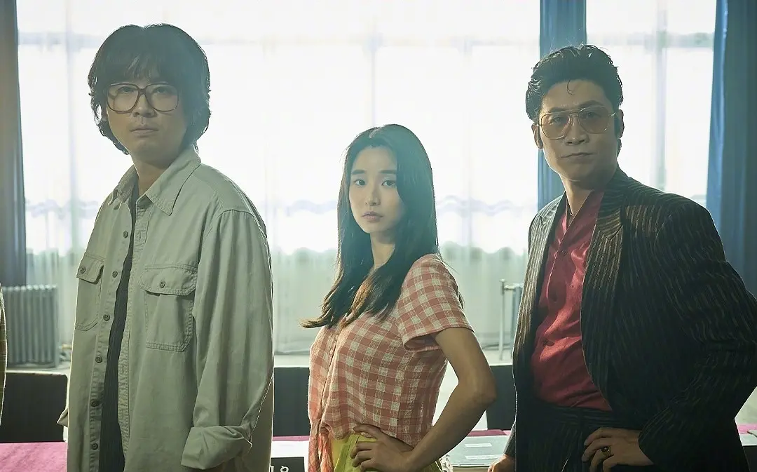 一口气看完！Netflix新剧《爱麻夫人热映中》真敢拍，揭开80年代韩国19禁电影的黑幕