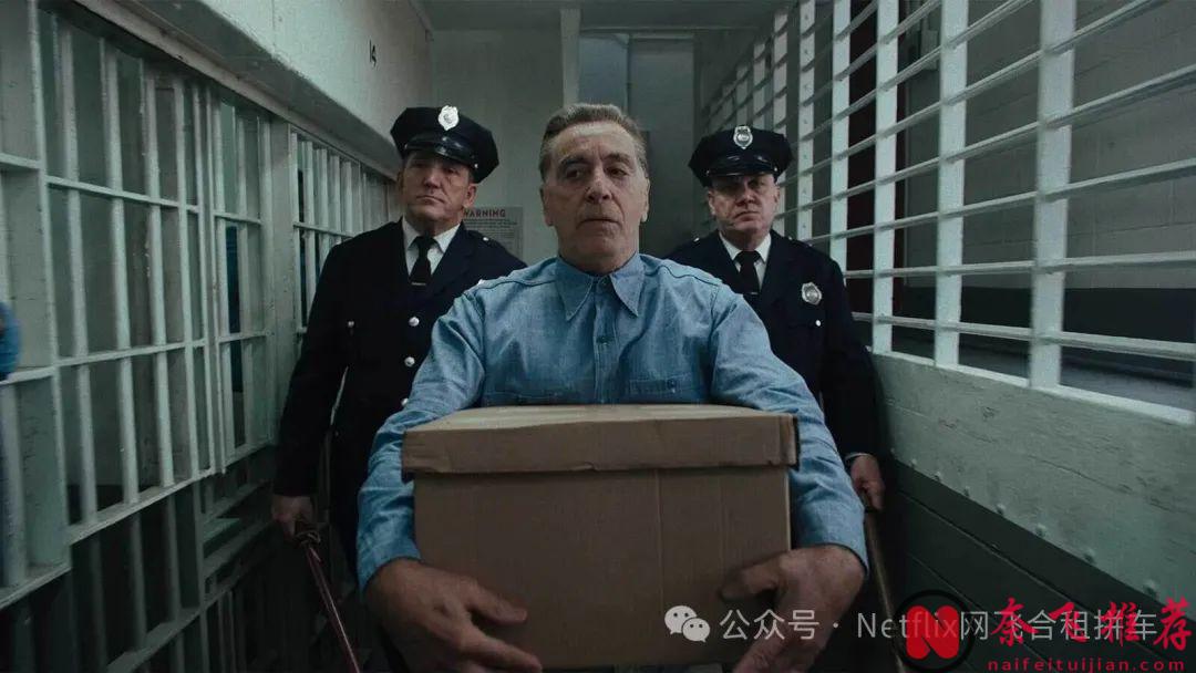 它被誉为是《教父》之下，最经典的黑帮电影