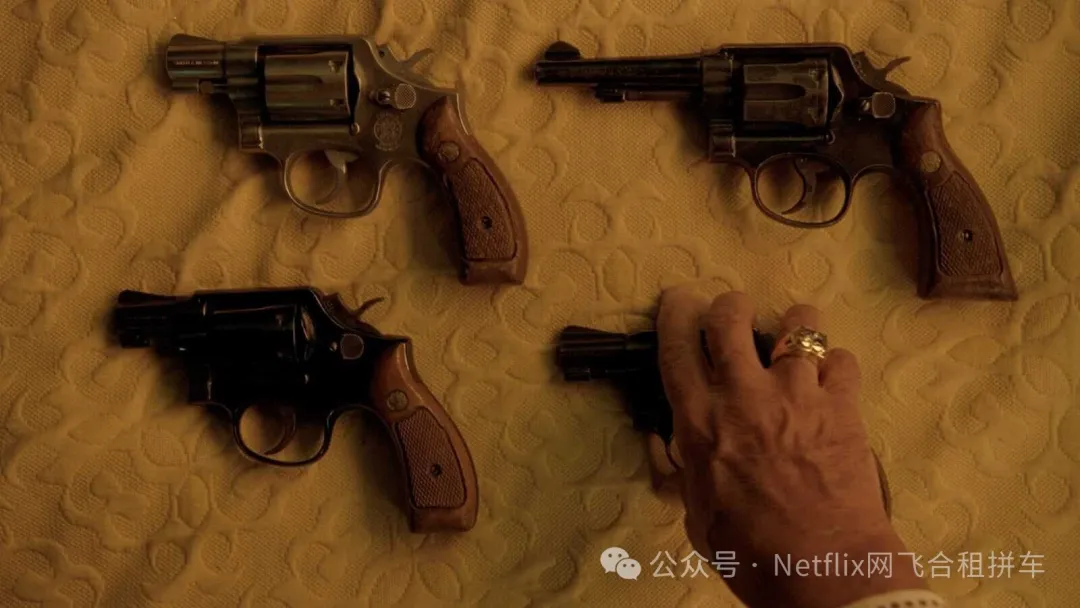 它被誉为是《教父》之下，最经典的黑帮电影