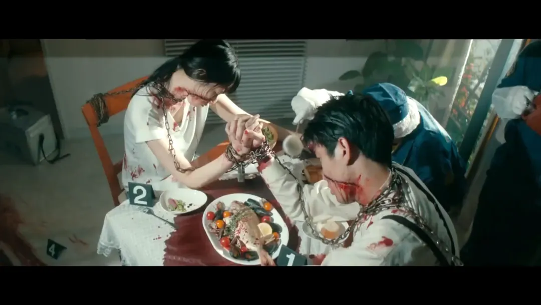 全员变态的惊悚日本影片《匹配》，无限反转也救不了她！