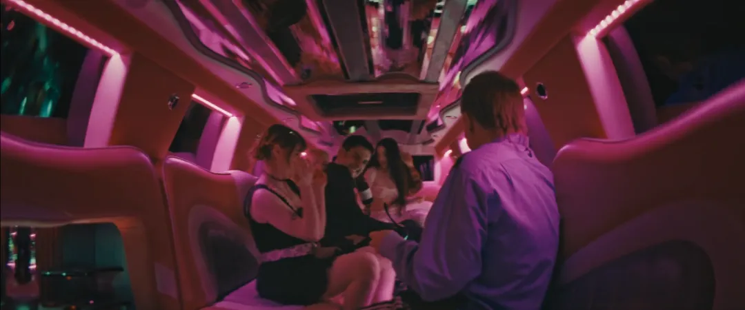 在戛纳电影节上赢得10分钟掌声并获得金棕榈大奖的电影《阿诺拉/艾诺拉》果然名不虚传！