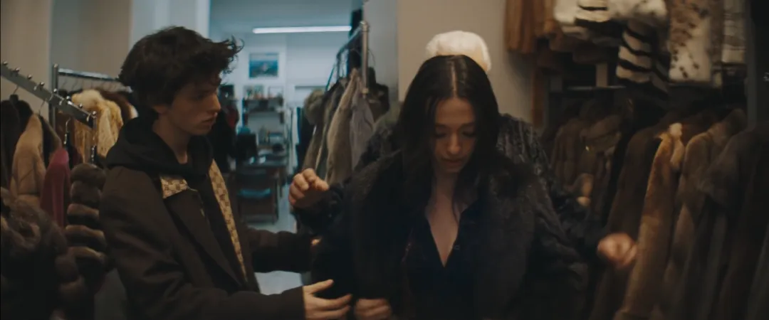 在戛纳电影节上赢得10分钟掌声并获得金棕榈大奖的电影《阿诺拉/艾诺拉》果然名不虚传！