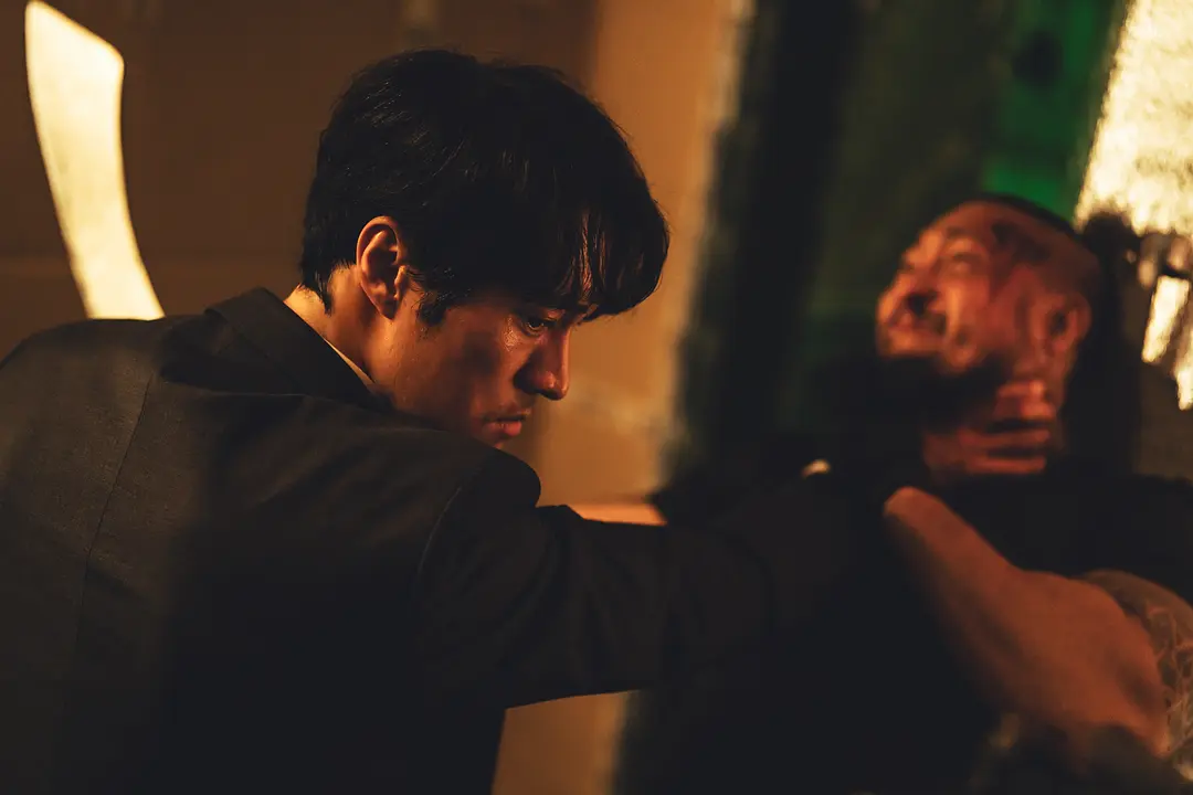 最近Netflix又炸出一部超爽复仇韩剧《无赦之仇/广场》，将暴力美学推向极致！