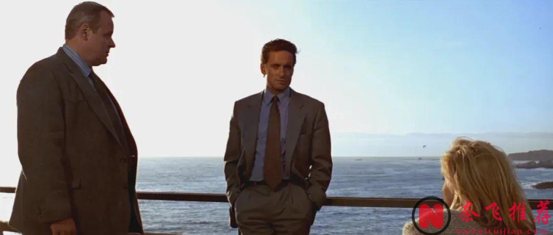 这部《本能/第六感追缉令》绝对是导演对观众好奇心的挑逗，跷二郎腿色诱警探让你欲罢不容！