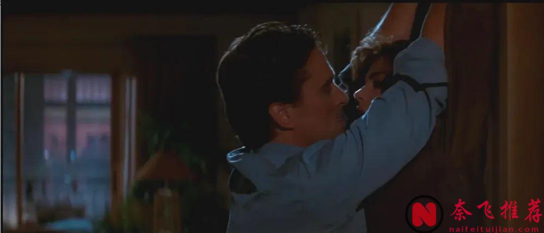 这部《本能/第六感追缉令》绝对是导演对观众好奇心的挑逗，跷二郎腿色诱警探让你欲罢不容！