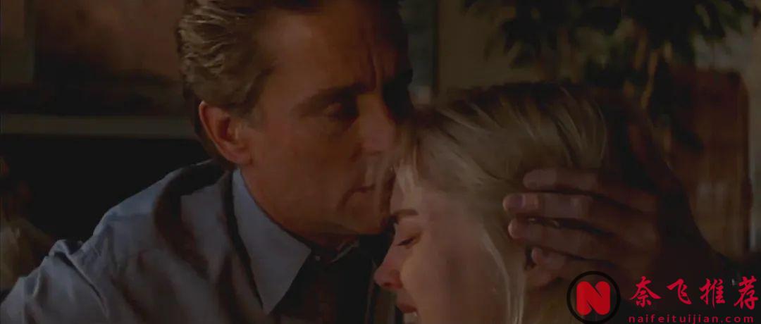 这部《本能/第六感追缉令》绝对是导演对观众好奇心的挑逗，跷二郎腿色诱警探让你欲罢不容！