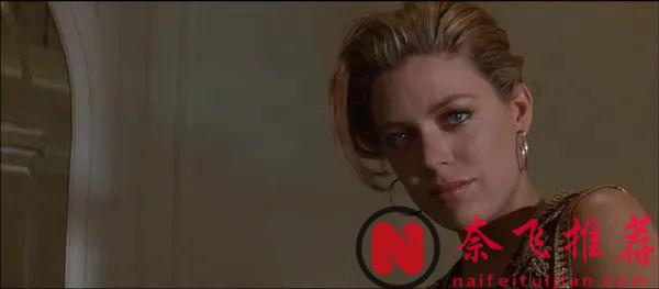 这部《本能/第六感追缉令》绝对是导演对观众好奇心的挑逗，跷二郎腿色诱警探让你欲罢不容！