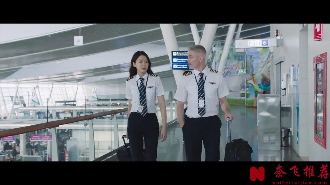 這部惡搞又狗血的電影《變身機長/男航女機師/變身機長》，男神的戲路太寬了