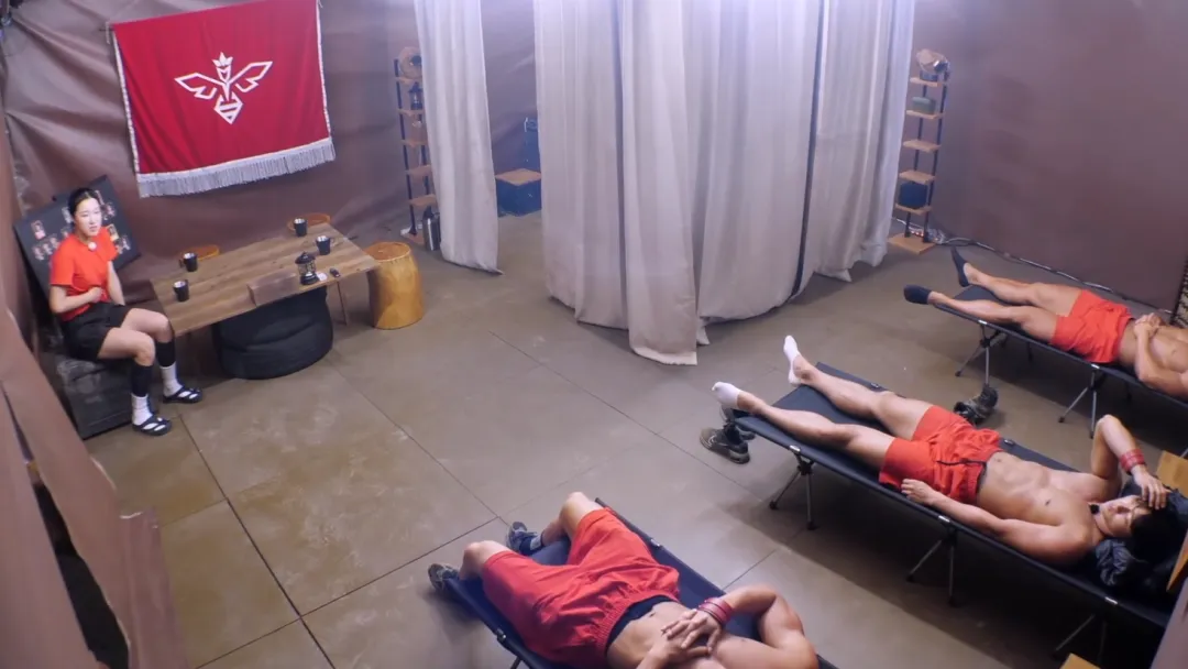 一女三男肉搏！韩综《女王蜂游戏》又突破尺度！