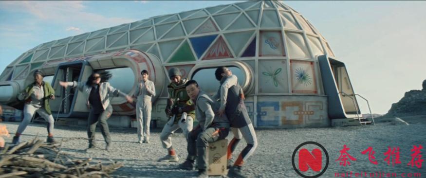 《人生切割術/生活割離術》之後，蘋果又炸出這科幻爽劇《殺戮人機/厭世機器人》！