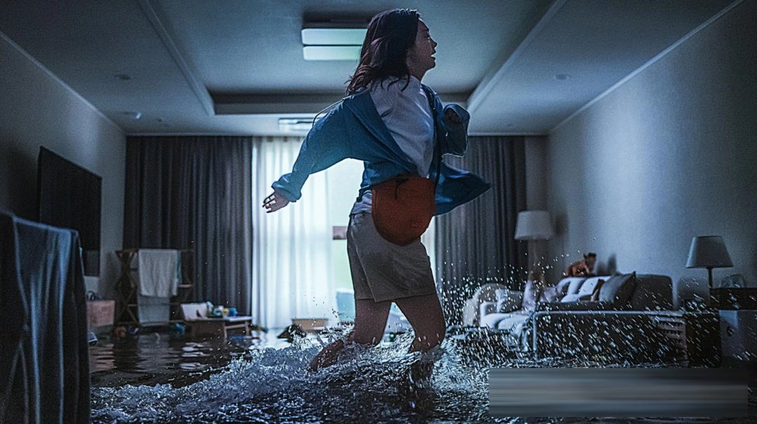 Netflix《巨洪》：金多美死了两万次，灾难片外壳下藏着AI人间