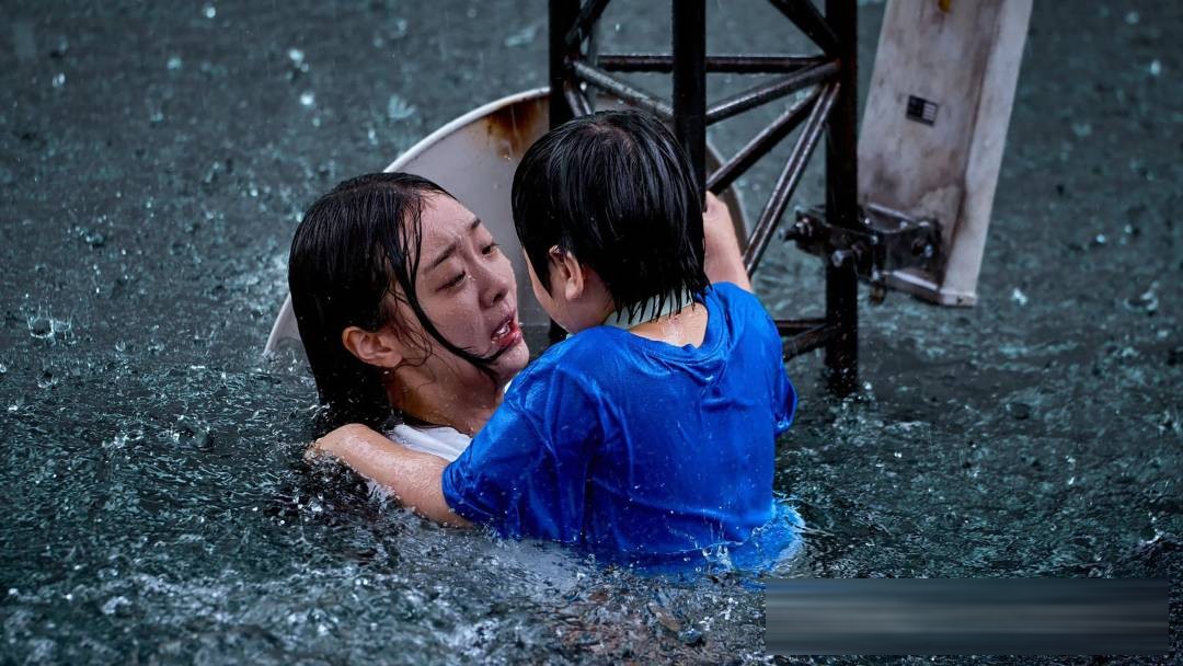 Netflix《巨洪》：金多美死了两万次，灾难片外壳下藏着AI人间