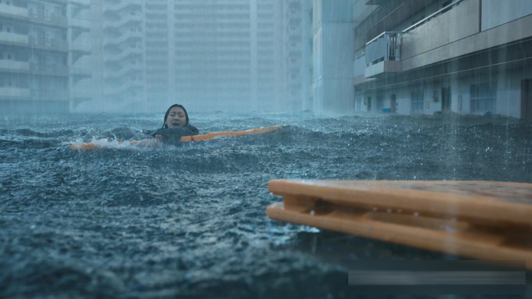 Netflix《巨洪》：金多美死了两万次，灾难片外壳下藏着AI人间