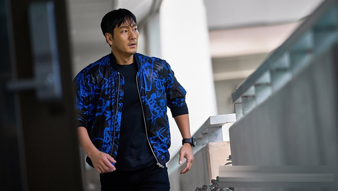 Netflix《巨洪》：金多美死了两万次，灾难片外壳下藏着AI人间