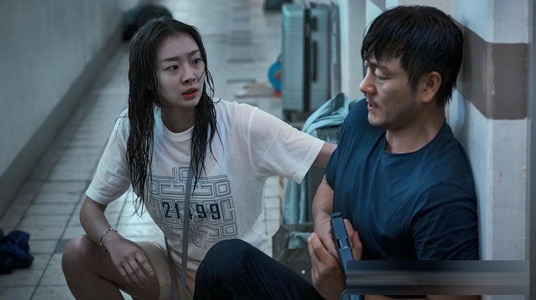 Netflix《巨洪》：金多美死了两万次，灾难片外壳下藏着AI人间