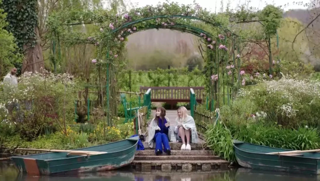 Netflix 顶流玛丽苏《艾米丽在巴黎/艾蜜莉在巴黎》，尺度加倍，骂归骂，看还是要看的！