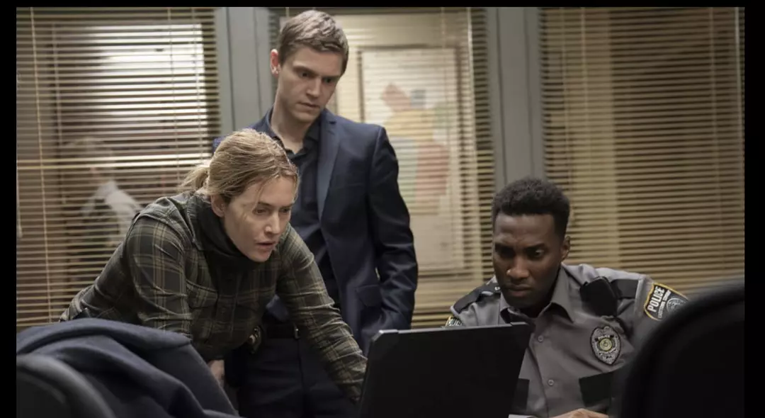 HBO的王牌犯罪悬疑美剧《东城梦魇/东城奇案》，说它是剧王，不为过！